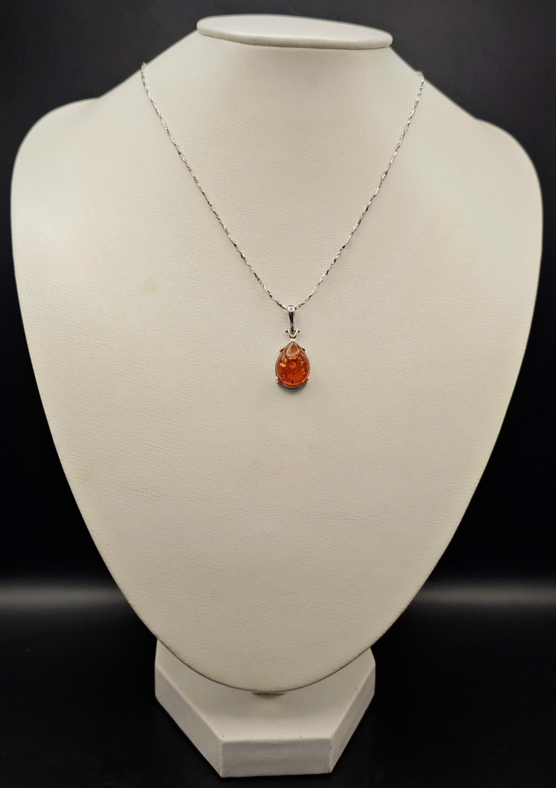 Mặt dây chuyền Hổ phách Baltic, khung bạc 2.5 gram.